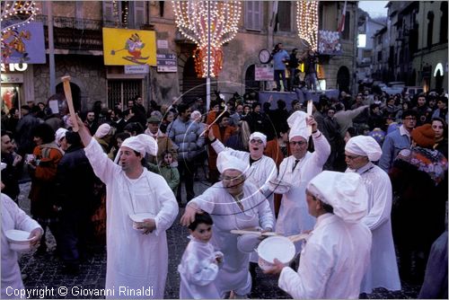 ITALY - RONCIGLIONE (VT)
Carnevale
sfilata dei Nasi Rossi, una societ di bontemponi, vestiti con camicia da notte, offrono a tutti squisiti rigatoni in "Pitali" (vasi da notte).