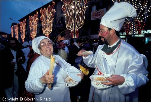 ITALY - RONCIGLIONE (VT)
Carnevale
sfilata dei Nasi Rossi, una societ di bontemponi, vestiti con camicia da notte, offrono a tutti squisiti rigatoni in "Pitali" (vasi da notte).