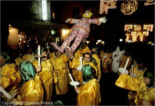 ITALY - RONCIGLIONE (VT)
Carnevale
la Confraternita della Penitenza e della Morte portano Re Carnevale