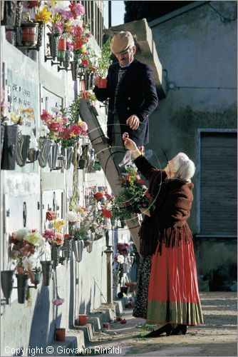 ITALY - SAN DEMETRIO CORONE (CS)
Festa dei Morti (febbraio)
durante la visita al cimitero si puliscono le tombe e si cambiano i fiori