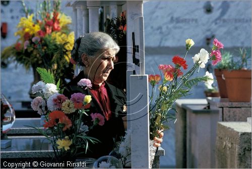 ITALY - SAN DEMETRIO CORONE (CS)
Festa dei Morti (febbraio)
durante la visita al cimitero si puliscono le tombe e si cambiano i fiori