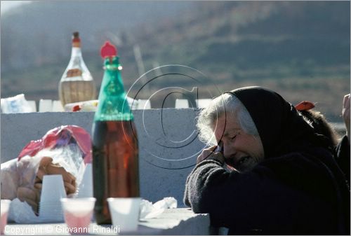 ITALY - SAN DEMETRIO CORONE (CS)
Festa dei Morti (febbraio)
lamento funebre reale di una donna sulla tomba del marito con cibo e vino