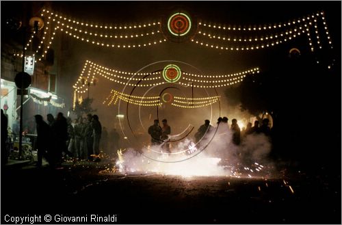 ITALY - SAN MARTINO IN PENSILIS (CB)
Corsa dei Carri trainati dai buoi per la festa di San Leo (30 aprile - 2 maggio)
scoppio di mortaretti alla vigilia della corsa