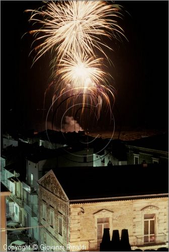 ITALY - SAN MARTINO IN PENSILIS (CB)
Corsa dei Carri trainati dai buoi per la festa di San Leo (30 aprile - 2 maggio)
fuochi di artificio alla fine della festa