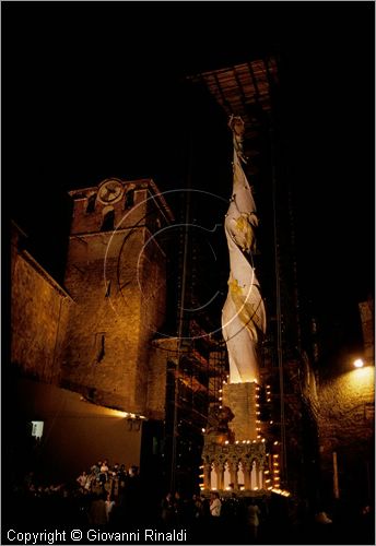 ITALY - VITERBO (3 settembre)
Festa della "Macchina di Santa Rosa)
la macchina a Porta Romana prima della partenza