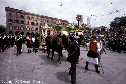 ITALY - CAGLIARI
Sagra di Sant'Efisio (1-4 maggio)
la processione porta la statua del Santo in un cocchio trainato da buoi dalla chiesa di Stampace a Cagliari fino a Nora, luogo del martirio.
inizio della processione