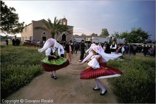 ITALY - CAGLIARI
Sagra di Sant'Efisio (1-4 maggio)
la processione porta la statua del Santo in un cocchio trainato da buoi dalla chiesa di Stampace a Cagliari fino a Nora, luogo del martirio.
due bambine si divertono con i vestiti tradizionali