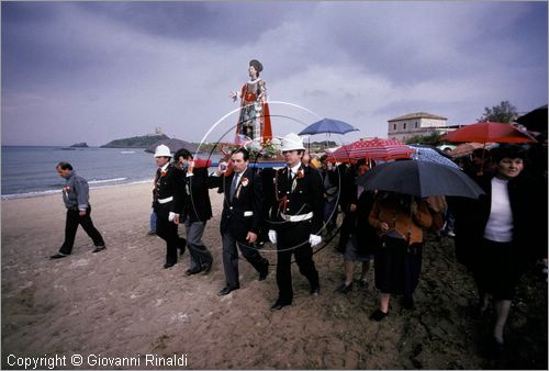 ITALY - CAGLIARI
Sagra di Sant'Efisio (1-4 maggio)
la processione porta la statua del Santo in un cocchio trainato da buoi dalla chiesa di Stampace a Cagliari fino a Nora, luogo del martirio.
processione sulla spiaggia di Nora durante un temporale