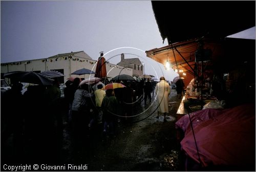 ITALY - CAGLIARI
Sagra di Sant'Efisio (1-4 maggio)
la processione porta la statua del Santo in un cocchio trainato da buoi dalla chiesa di Stampace a Cagliari fino a Nora, luogo del martirio.
processione intorno alla chiesetta di Nora durante un temporale