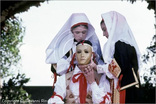 ITALY - ORISTANO
La Sartiglia (carnevale)
vestizione del "componidori"