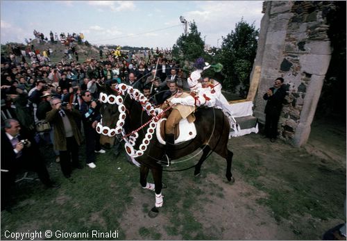 ITALY - ORISTANO
La Sartiglia (carnevale)
dopo la vestizione, il componidori esce con la schiena riversa sulla groppa del cavallo e da la benedizione con la "pippia de maju"