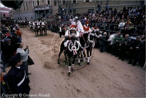 ITALY - ORISTANO
La Sartiglia (carnevale)
il componidori da la benedizione con la "pippia de maju"