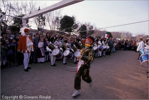 ITALY - ORISTANO
La Sartiglia (carnevale)
i bambini mascherati giocano con cavallucci fatti di canne imitando la sartiglia dei grandi