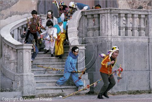 ITALY - ORISTANO
La Sartiglia (carnevale)
i bambini mascherati giocano con cavallucci fatti di canne imitando la sartiglia dei grandi