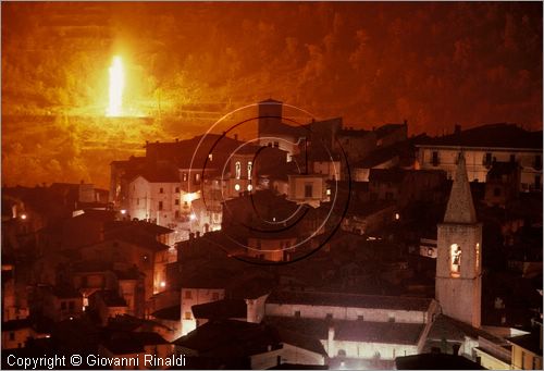 ITALY - SCANNO (AQ)  (10 novembre)
la Festa delle "Glorie di San Martino"
gli enormi fal accesi dalle varie contrade bruciano sui monti che contornano il paese