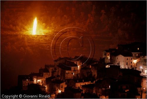 ITALY - SCANNO (AQ)  (10 novembre)
la Festa delle "Glorie di San Martino"
gli enormi fal accesi dalle varie contrade bruciano sui monti che contornano il paese