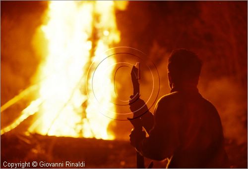 ITALY - SCANNO (AQ)  (10 novembre)
la Festa delle "Glorie di San Martino"
gli enormi fal accesi dalle varie contrade bruciano sui monti che contornano il paese