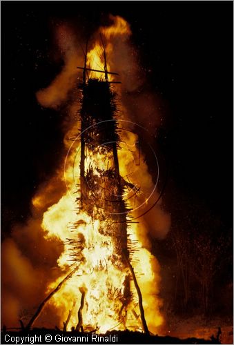 ITALY - SCANNO (AQ)  (10 novembre)
la Festa delle "Glorie di San Martino"
gli enormi fal accesi dalle varie contrade bruciano sui monti che contornano il paese