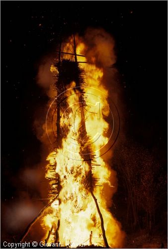 ITALY - SCANNO (AQ)  (10 novembre)
la Festa delle "Glorie di San Martino"
gli enormi fal accesi dalle varie contrade bruciano sui monti che contornano il paese