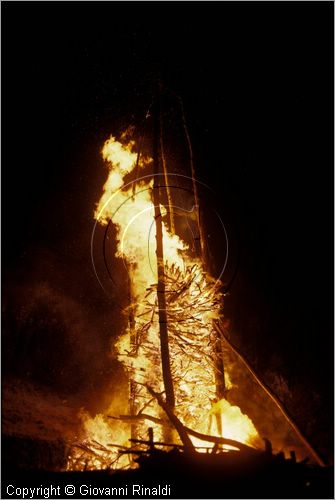 ITALY - SCANNO (AQ)  (10 novembre)
la Festa delle "Glorie di San Martino"
gli enormi fal accesi dalle varie contrade bruciano sui monti che contornano il paese