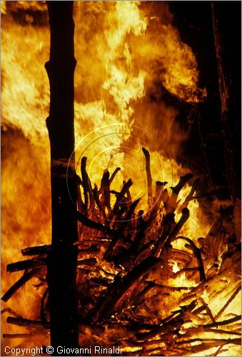 ITALY - SCANNO (AQ)  (10 novembre)
la Festa delle "Glorie di San Martino"
gli enormi fal accesi dalle varie contrade bruciano sui monti che contornano il paese