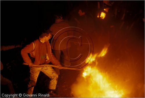 ITALY - SCANNO (AQ)  (10 novembre)
la Festa delle "Glorie di San Martino"
gli enormi fal accesi dalle varie contrade bruciano sui monti che contornano il paese