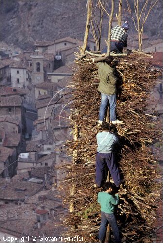 ITALY - SCANNO (AQ)  (10 novembre)
la Festa delle "Glorie di San Martino"
preparazione delle glorie che verronno bruciate la sera in enormi fal