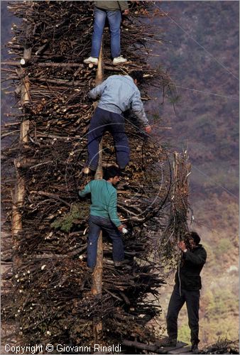 ITALY - SCANNO (AQ)  (10 novembre)
la Festa delle "Glorie di San Martino"
preparazione delle glorie che verronno bruciate la sera in enormi fal