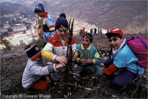 ITALY - SCANNO (AQ)  (10 novembre)
la Festa delle "Glorie di San Martino"
durante la preparazione i bambini giocano costruendo delle mini glorie