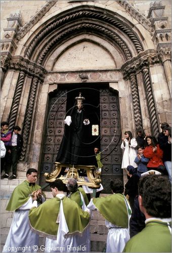 ITALY - SULMONA (AQ)
"La Madonna che scappa in piazza" (pasqua)
la statua della Madonna esce dalla chiesa di San Filippo ancora con il velo nero e si reca alla Piazza Garibaldi