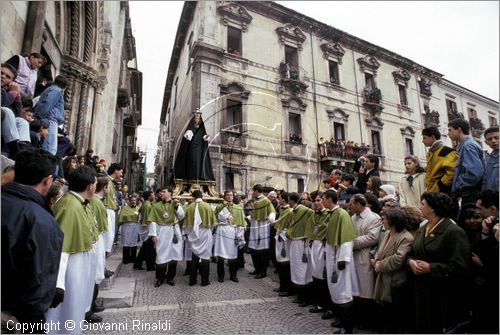 ITALY - SULMONA (AQ)
"La Madonna che scappa in piazza" (pasqua)
la statua della Madonna esce dalla chiesa di San Filippo ancora con il velo nero e si reca alla Piazza Garibaldi