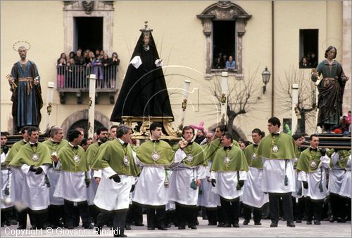 ITALY - SULMONA (AQ)
"La Madonna che scappa in piazza" (pasqua)
la statua della Madonna in Piazza Garibaldi ancora con il velo nero di lutto