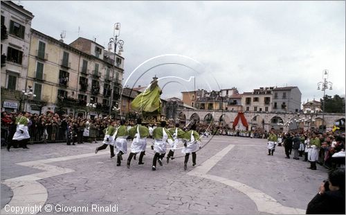 ITALY - SULMONA (AQ)
"La Madonna che scappa in piazza" (pasqua)
la statua della Madonna in Piazza Garibaldi corre verso il Cristo Risorto