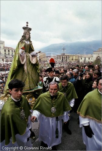 ITALY - SULMONA (AQ)
"La Madonna che scappa in piazza" (pasqua)
la statua della Madonna in Piazza Garibaldi dopo la corsa verso il Cristo Risorto senza il velo nero