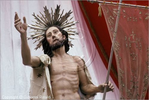 ITALY - SULMONA (AQ)
"La Madonna che scappa in piazza" (pasqua)
la statua del Cristo Risorto viene esposta in Piazza Garibaldi sotto l'acquedotto