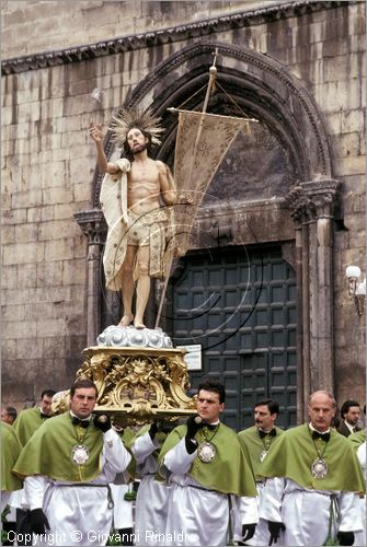 ITALY - SULMONA (AQ)
"La Madonna che scappa in piazza" (pasqua)
la statua del Cristo Risorto esce dalla chiesa di Santa Maria di Loreto per recarsi in Piazza Garibaldi