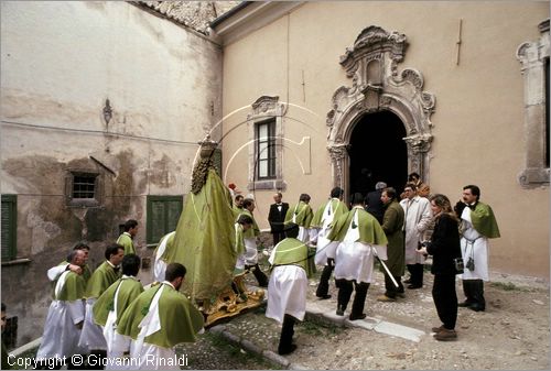 ITALY - SULMONA (AQ)
"La Madonna che scappa in piazza" (pasqua)
la statua della Madonna dopo la corsa verso il Cristo Risorto senza il velo nero