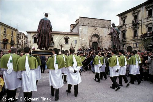 ITALY - SULMONA (AQ)
"La Madonna che scappa in piazza" (pasqua)
la statua di San Pietro e di San Giovanni vanno a chiamare la Madonna nella chiesa di San Filippo