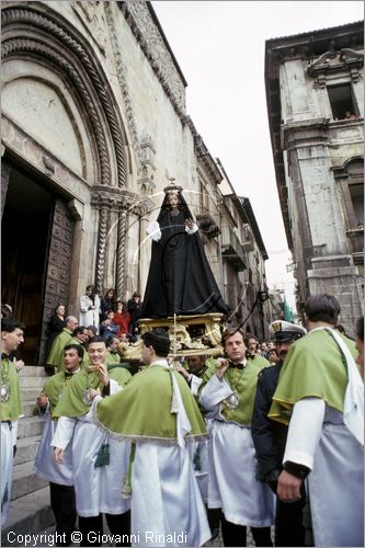 ITALY - SULMONA (AQ)
"La Madonna che scappa in piazza" (pasqua)
la statua della Madonna esce dalla chiesa di San Filippo ancora con il velo nero e si reca alla Piazza Garibaldi