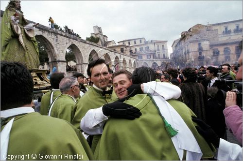 ITALY - SULMONA (AQ)
"La Madonna che scappa in piazza" (pasqua)
la gioia dei confratelli dopo la corsa della Madonna