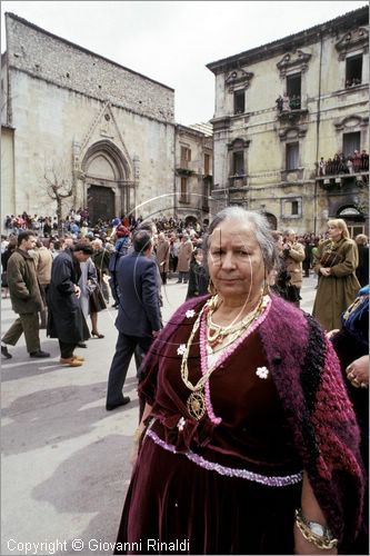 ITALY - SULMONA (AQ)
"La Madonna che scappa in piazza" (pasqua)
una donna in abito tradizionale