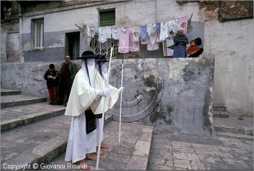 ITALY - TARANTO
Riti della Settimana Santa
dal Gioved le coppie di "perdune" vanno lentamente in pellegrinaggio ai Sepolcri allestiti nelle chiese