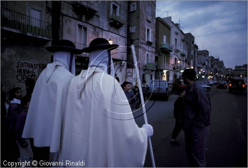 ITALY - TARANTO
Riti della Settimana Santa
dal Gioved le coppie di "perdune" vanno lentamente in pellegrinaggio ai Sepolcri allestiti nelle chiese