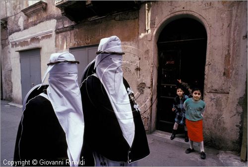 ITALY - TARANTO
Riti della Settimana Santa
Processione dei Misteri del Venerd Santo.
passaggio nella Citt Vecchia