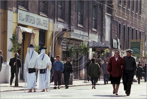 ITALY - TARANTO
Riti della Settimana Santa
durante la processione dell'Addolorata del Venerd, le coppie di "perdune" continuano lentamente ad andare in pellegrinaggio ai Sepolcri allestiti nelle chiese