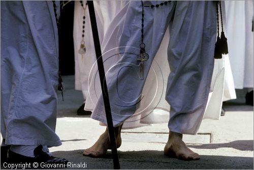 ITALY - TARANTO
Riti della Settimana Santa
durante la processione dell'Addolorata del Venerd, le coppie di "perdune" a piedi scalzi continuano lentamente ad andare in pellegrinaggio ai Sepolcri allestiti nelle chiese