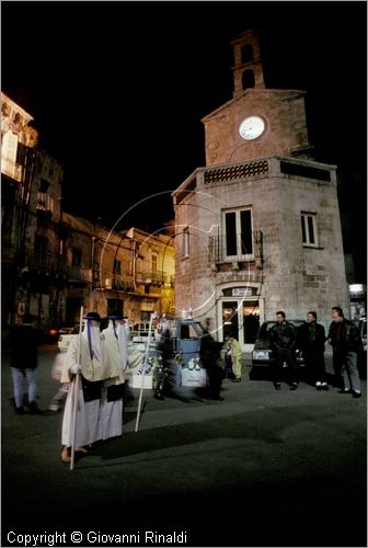 ITALY - TARANTO
Riti della Settimana Santa
durante la processione dell'Addolorata del Venerd, le coppie di "perdune" continuano lentamente ad andare in pellegrinaggio ai Sepolcri allestiti nelle chiese