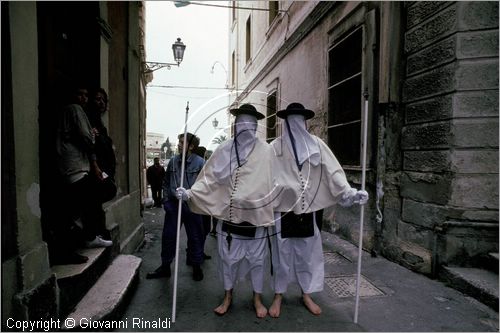 ITALY - TARANTO
Riti della Settimana Santa
durante la processione dell'Addolorata del Venerd, le coppie di "perdune" continuano lentamente ad andare in pellegrinaggio ai Sepolcri allestiti nelle chiese