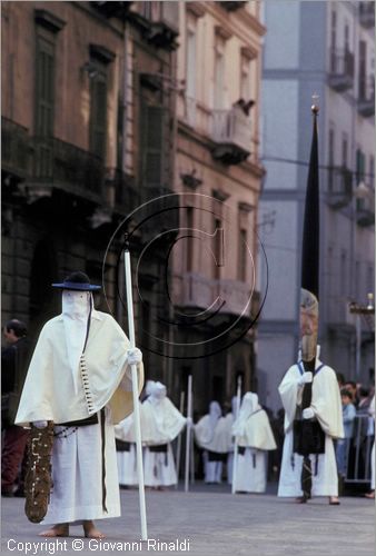 ITALY - TARANTO
Riti della Settimana Santa
il "Troccolante" apre la processione