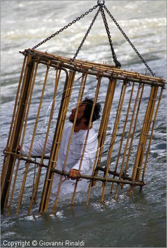 ITALY - TRENTO
Feste Vigiliane (fine giugno)
rievocazione del processo e condanna ai bestemmiatori detta la "Tonca" dal ponte San Lorenzo sull'Adige